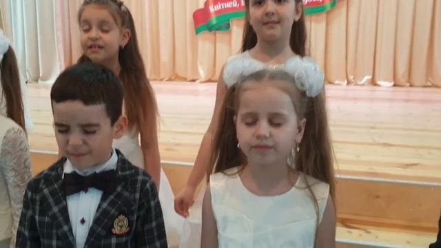 Хоровой ансамбль "Бусинки" (7-9 лет). "Разноцветная игра" муз. Б. Савельева, сл. Л. Рубальской смотреть онлайн