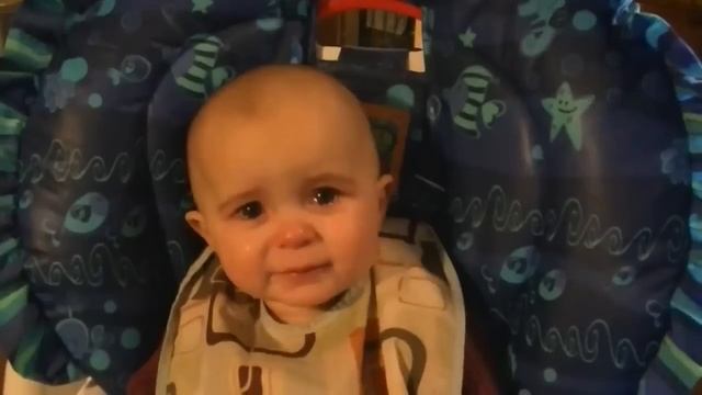 Эмоциональный ребенок плачет под песню мамы смотреть онлайн