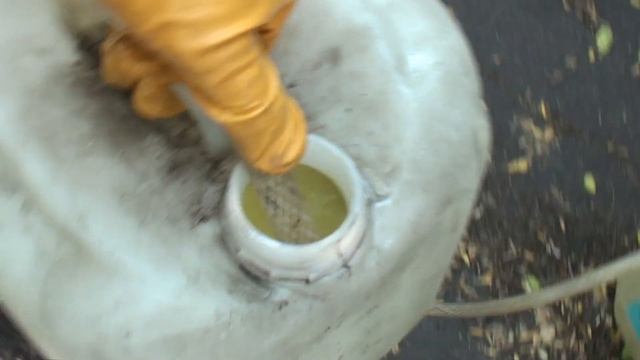 КАК ЗАЛИТЬ ТОПЛИВО В БАК НЕ ПОДНИМАЯ КАНИСТРУ смотреть онлайн