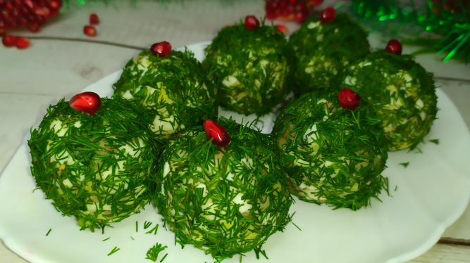 Новогодняя закуска! _ИЗУМРУДНЫЕ ШАРИКИ_ с сельдью! ПРОСТАЯ ЗАКУСКА! смотреть онлайн