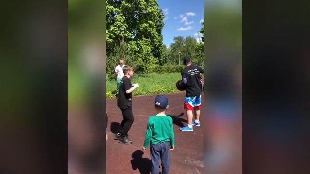 Открытая тренировка в парке по кикбоксингу. Тренер Валентин Рыбалко смотреть онлайн