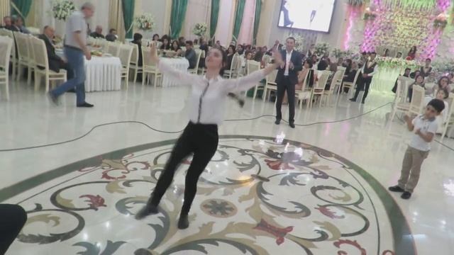 TOYDA AZERİ QIZ YENİ REQSİ İLƏ OGLANLARA MEYDAN OXUDU 2018 (HD) смотреть онлайн