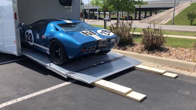Unloading GT40 at Texas Cobra Club Meet смотреть онлайн