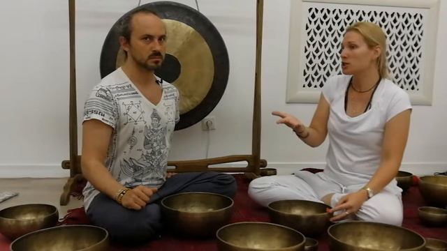 ХАТХА-ЙОГА И ЗВУКОВОЙ МАССАЖ: ЧАШИ И ГОНГ в йога-студии "Чакра" смотреть онлайн