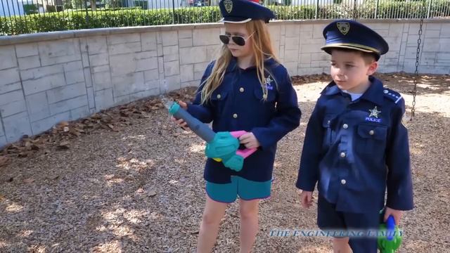 Assistant Helps Frozen Elsa Get Olaf back from the Dinosaurs смотреть онлайн