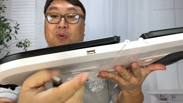 This Foldable Laptop Table Can Travel With You смотреть онлайн
