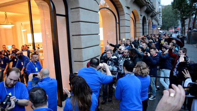 First iPad Air on sale at the Apple Store Amsterdam смотреть онлайн