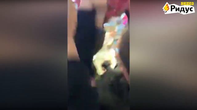 Давка в KFC за бесплатную еду смотреть онлайн