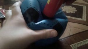 Как накачать мяч с помощью ручного насоса.