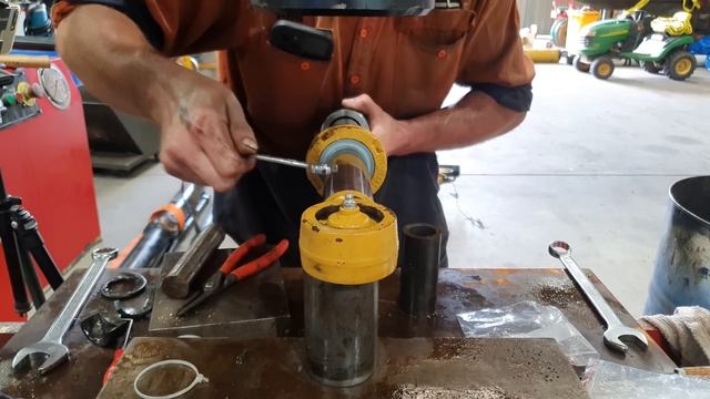 Hydraulic Cylinder Rebuilds | This CAT 140M Grader NEEDS Repair | Part 2