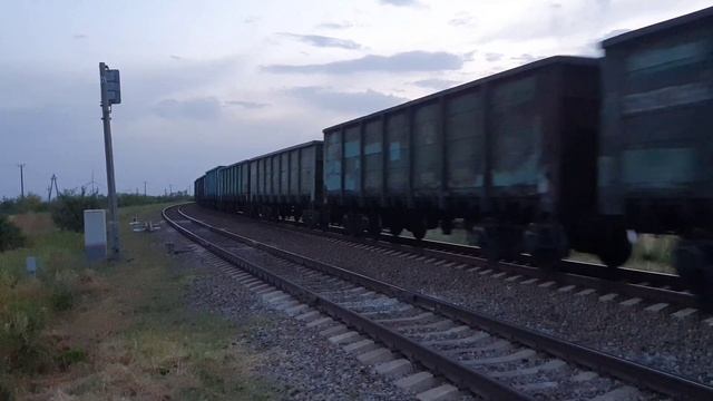 Грузовой и пассажирский поезд в донской степи с ветряными "мельницами" | Репная-Лихая смотреть онлайн