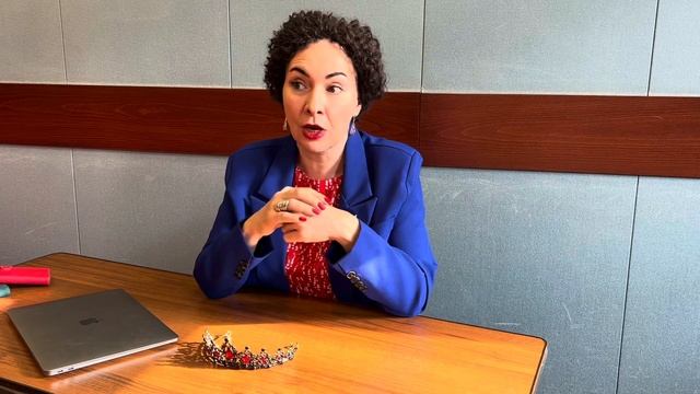 Сотрудник обозрел? или что делать, если у Вас в коллективе есть сотрудник с короной на голове? смотреть онлайн