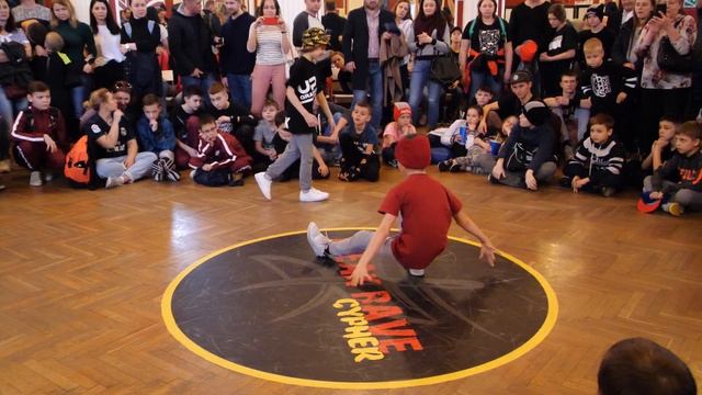 BREAK RAVE CYPHER 2019 - отбор kids 1x1 bboy Вжик vs Сын Марса смотреть онлайн