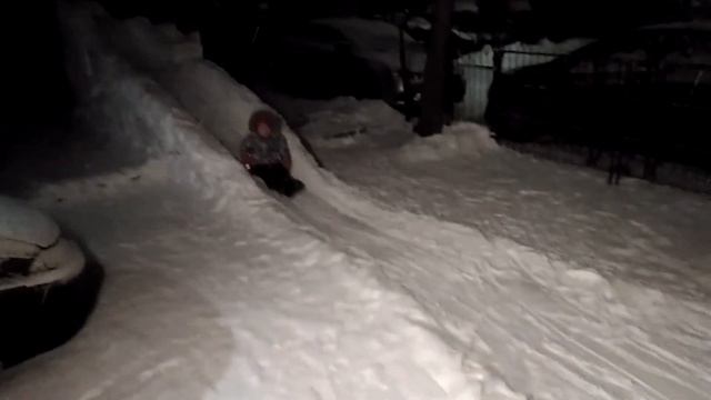 Снежная горка своими руками во дворе. Для катания на санках и ледянке. Отдых на даче. Зимние забавы смотреть онлайн