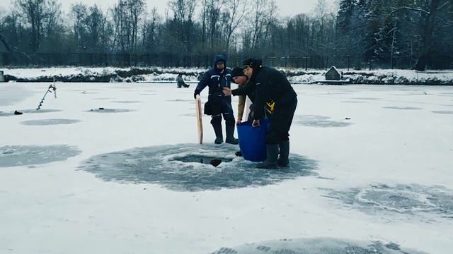 Ловля форели со льда! Новости с водоема 3.12.2022 смотреть онлайн