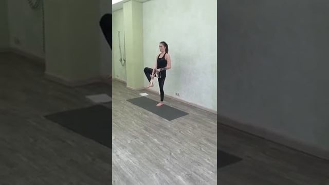 Качественная практика йоги с опытным преподавателем в утренние часы смотреть онлайн