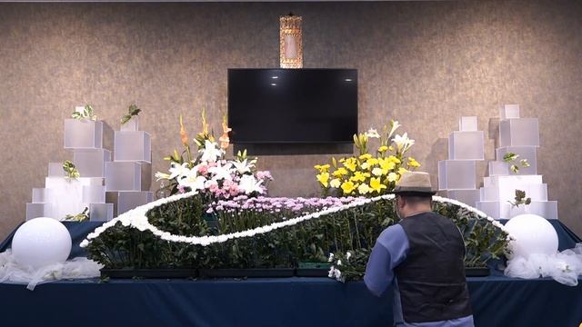 Flower Shop Vlog 葬儀・家族葬。生花祭壇 挿し方 作り方 デザイン 日本発祥の花祭壇を世界に広めたい！８尺（240㎝）で作る家族葬の花祭壇 Floristry