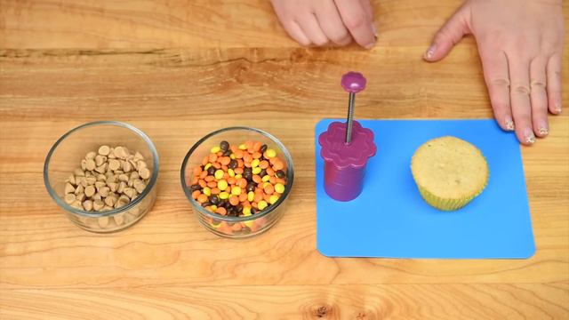 Candy Stuffed Peanut Butter Cupcakes with Peanut Butter Frosting from Cookies Cupcakes and Cardio смотреть онлайн