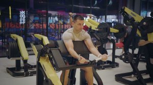 Сгибания на бицепс в тренажере/ Biceps curl machine
