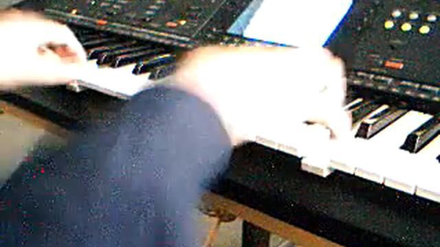 Bach's Toccata and Fugue in D minor played on keyboard (beginning of the fugue part) смотреть онлайн