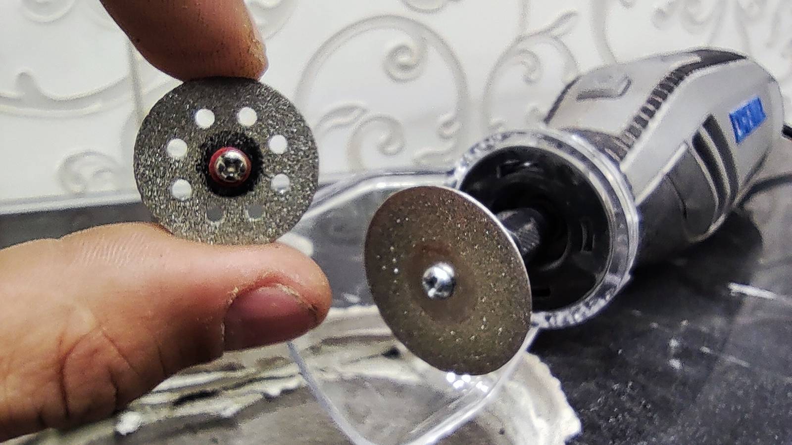 Рабочие мелочи с плиткой! Резка керамогранита мини-диском! Мой косяк исправляем))) смотреть онлайн