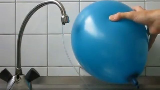 Наэлектризованный шарик и струя воды.mp4 смотреть онлайн