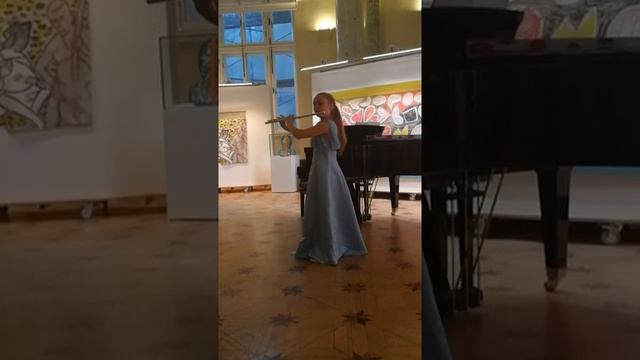 П. И. Чайковский. "Подснежник". Исполняет Ксения Федотова - флейта и Мария Чернова - фортепиано смотреть онлайн