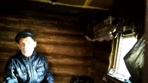 Виктор - отшельник красноярского моря показывает свою избушку