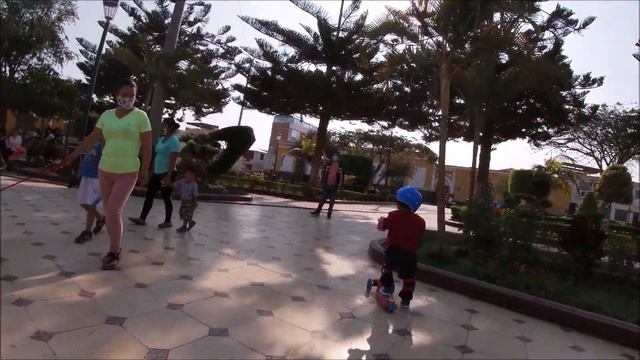 REGALO DE MAMÁ | RODRIGO APRENDE A MANEJAR SCOOTER | DAVID TUBE смотреть онлайн