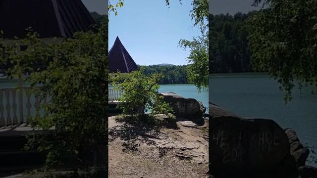 Потрясающий вид. Беседка около озера Ая. 2021. смотреть онлайн