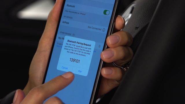 Apple CarPlay Wireless Connection | Knowing Your VW смотреть онлайн