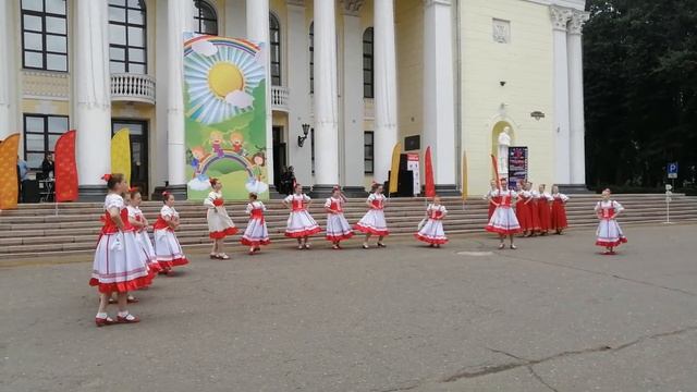 "Калинка" в исполнении хореографических коллективов "Росинка" и "Лада". смотреть онлайн