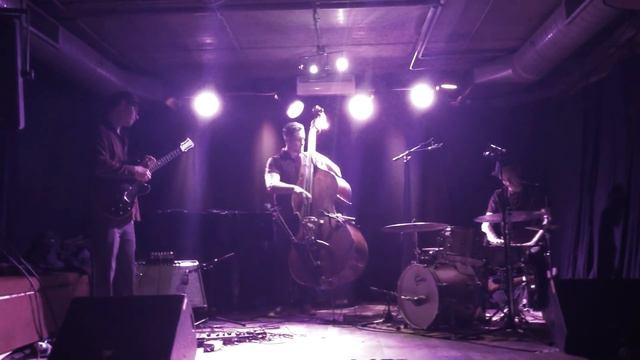 David Lyttle Trio feat. Kurt Rosenwinkel - Along Came Betty смотреть онлайн