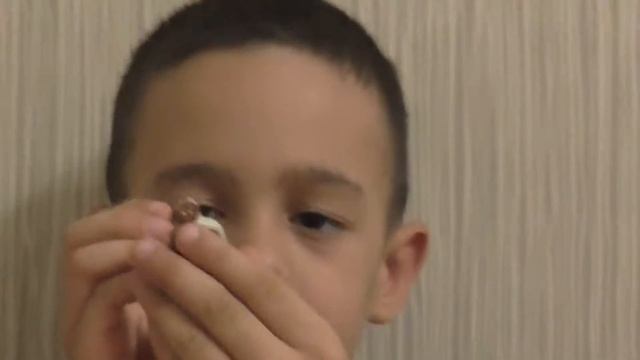 Супер Андрей:открываем коробочку с сюрпризом (чоко-бокс) и Киндерино Пилота, смотреть онлайн