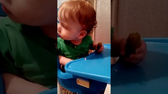 Соленый огурец - выбор настоящего мужика, с первых лет жизни !!! смотреть онлайн