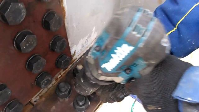 Сравнение сетевого гайковерта Makita TW1000 и аккумуляторного Makita DTW1001 смотреть онлайн