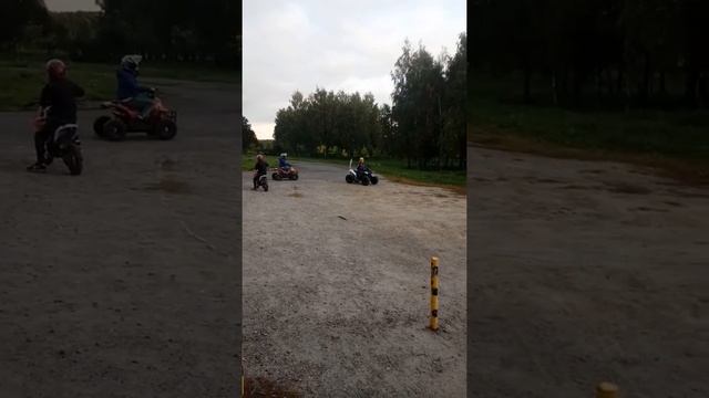 Села на большой квадроцикл "ТУРБО". Я в желтом шлеме!!! смотреть онлайн