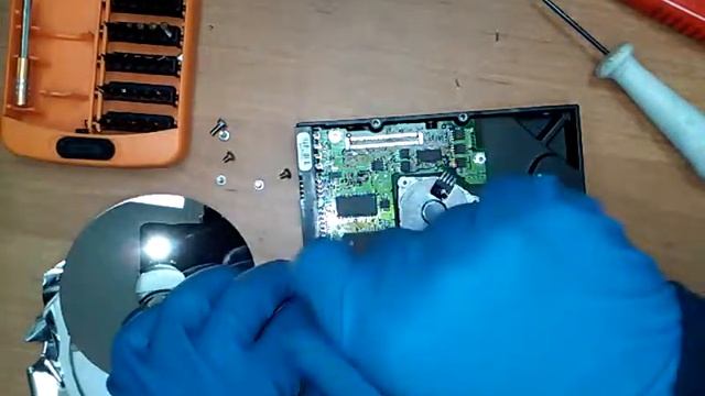 Разборка старого жесткого диска - Maxtor HDD dismantling смотреть онлайн