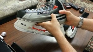 хоккейные коньки начального и топового уровня. Сравнение