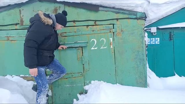 Как Открыть Гараж / гараж весь в снегу / засыпанный гараж снегом смотреть онлайн