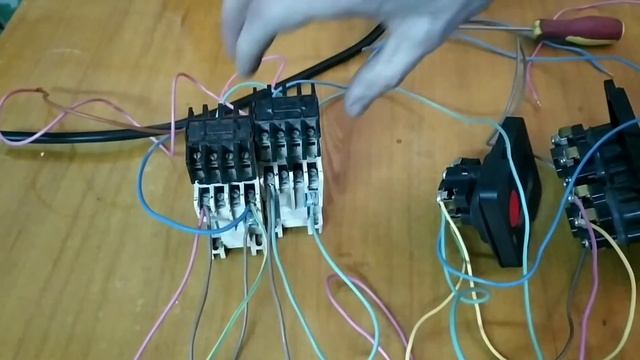 Реверсивное подключение двигателя. Без схемы. смотреть онлайн