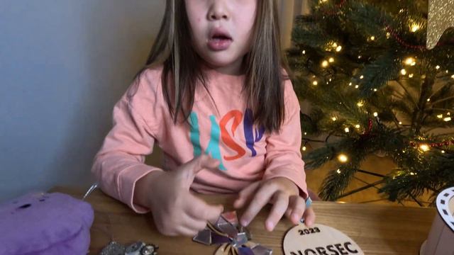 Елочная игрушка из дисков. Новогодняя игрушка своими руками. Что сделать из старых из дисков? смотреть онлайн