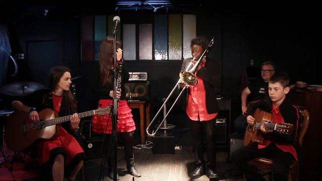 "Libertango" (Astor Piazzolla) par les enfants Laurent смотреть онлайн