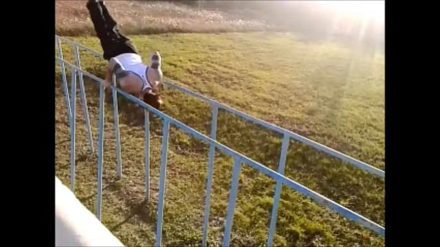 Спичаг на высоких брусьях и освоение лёгких упражнений