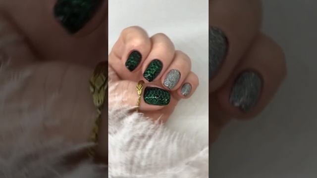 Маникюр «змеиный принт». #art #nailart #обычныйлак #nail #naildesign смотреть онлайн