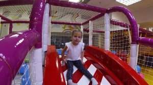 Дети в игровой комнате Милана с Женей танцуют