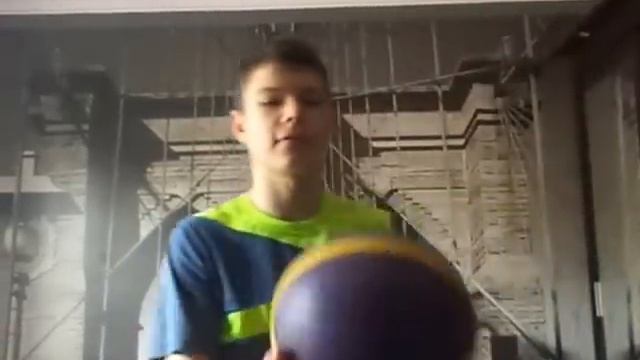 Как правильно и легко крутить мяч на пальце! смотреть онлайн