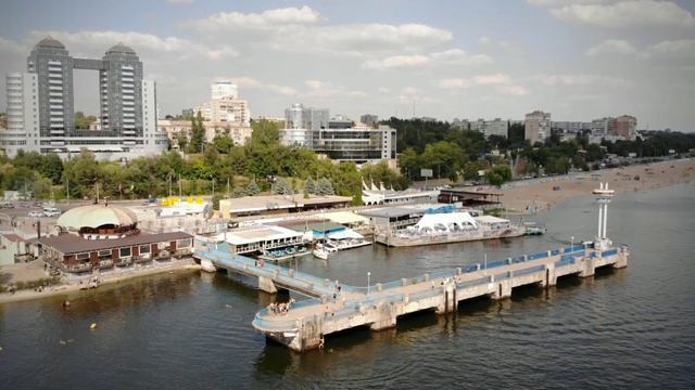 Причал на Ждановском пляже в Запорожье с высоты птичьего полета (DJI Mavic Air, 2019/07/20) смотреть онлайн