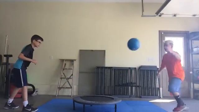 Spike ball challenge//Big bouncy ball edition смотреть онлайн