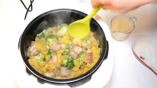 Макароны и Курица с Соусом из Брокколи в Мультиварке Скороварке Redmond смотреть онлайн